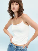 Musculosa blanca de breteles finos y escote recto.