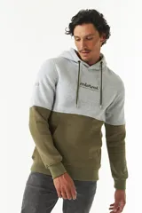 Canguro gris con capucha y cordones, con logo estampado en el pecho y grifa de goma en la manga.