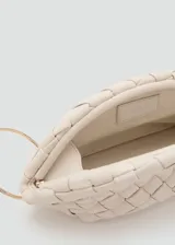 Bolso de mano pequeño color crema, con diseño trenzado tipo intrecciato y forro interior de algodón. Posee un asa de mano tipo pulsera metálica dorada.