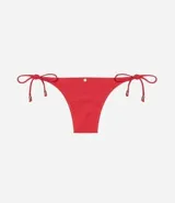 Bombacha de bikini roja con lazos laterales y pespuntes en contraste.
