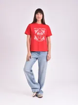 Remera celeste de algodón con estampado de flor y texto "Real View".