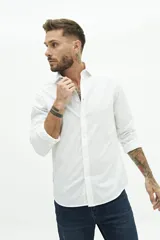 Camisa blanca de manga larga con fantasía, corte slim, mangas con botones y logo bordado.
