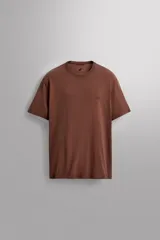 Camiseta marrón de algodón, corte relaxed fit, cuello redondo y manga corta.
