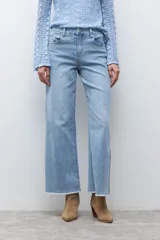 Jean de mujer tiro alto, color azul claro lavado, corte ancho (wide leg) y largo con terminación deshilachada en el ruedo.