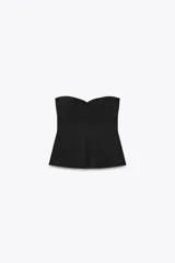Top bustier negro con escote corazón y hombros descubiertos. Presenta detalle de solapas delanteras combinadas con tejido satinado a tono y cierre frontal con botones.