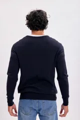Sweater de punto azul marino con escote en V y mangas largas.