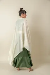 Chal italiano color champagne con hilos plateados y terminación de flecos.