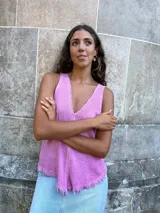 Musculosa color verde agua, con escote en V y terminaciones desflecadas.