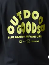 Camiseta negra de algodón orgánico con estampado amarillo de una oruga y texto en japonés en el lateral superior izquierdo y en la espalda. Corte regular fit.