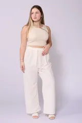 Pantalón palazzo color verde oliva, de tiro alto, con cintura elastizada y lazo ajustable.