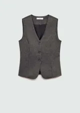Chaleco gris con cuello en V, sin mangas y cierre frontal con botones. Diseño entallado.