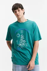 Remera verde con estampado de planta de marihuana y texto en color celeste.
