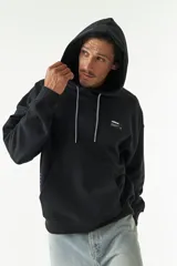 Canguro negro de fit oversized, con lettering estampado y logo de goma, capucha ajustable y puños.