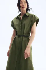 Vestido camisero midi color verde oliva, de popelina de algodón, con cuello camisero, botones ocultos, mangas cortas con vuelta y cinturón fino extraíble.