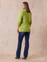 Blazer blanco de Robert Louis con cuello con solapa, abertura central con botón, bolsillos delanteros y mangas 3/4 con frunces.