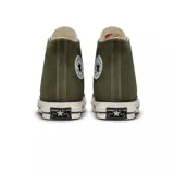 Zapatillas Converse Chuck 70 de caña alta, color verde oliva, con cordones blancos y suela de goma color hueso.