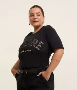 Remera negra de algodón con cuello redondo y mangas cortas. Estampa frontal con la palabra "amore" en animal print flocado.