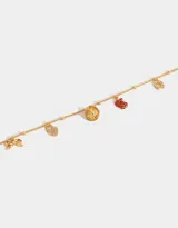 Collar corto dorado con cadena de eslabones y dijes colgantes: cerezas, moño, trébol de cuatro hojas, herradura, candado de corazón, manzana mordida y hongo rojo con lunares blancos.