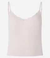 Blusa de pijama blanca de bretel fino con encaje en el escote y textura acanalada.