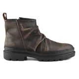Bota de cuero color marrón oscuro con efecto desgastado, caña baja con detalle de fruncido en el empeine y suela track negra.