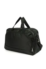 Bolso de poliéster color negro con bolsillo frontal de red. Tiene correa regulable y asas de mano.