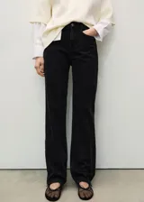 Pantalón de jean negro de corte recto.