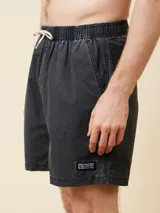 Short de baño color ladrillo con cintura elástica ajustable con cordón blanco.