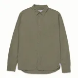 Camisa de popelina verde con cuello abotonado, cierre frontal con botones, bolsillo de parche en el pecho izquierdo, mangas largas con trabillas para enrollar y dobladillo camisero.