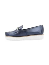 Mocasín azul marino con detalles de hebilla, suela ligera y diseño clásico.