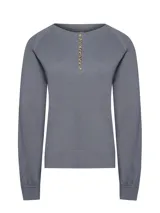 Sweater gris de punto con cuello redondo y abertura parcial con botones de madera.