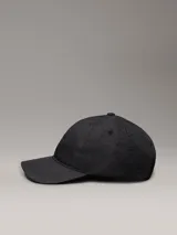 Gorra negra con logo Calvin Klein en jacquard en toda la prenda.