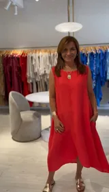 Vestido rojo de lino, corte acampanado, escote redondo, sin mangas y con bolsillos laterales.