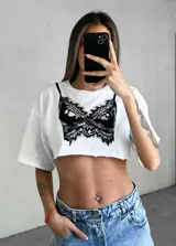 Remera corta blanca con estampado de bustier de encaje negro.
