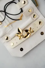 Aros dorados con forma de hojas.
