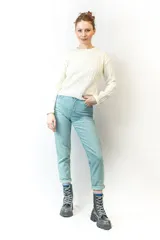 Sweater mostaza de punto acanalado, con cuello redondo y mangas largas.
