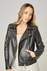 Campera estilo motociclista de cuero negro, con solapas anchas, cierre asimétrico plateado y broches a presión. Presenta bolsillos con cierres metálicos y un ajuste entallado.