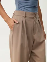 Pantalón negro de corte ancho.