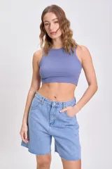 Musculosa corta de punto canalé color celeste, con cuello redondo y sisas anchas.