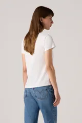 Remera blanca de algodón con cuello redondo y estampado floral con el logo de Levi's en el centro.