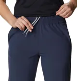 Pantalón de senderismo azul marino, de corte recto y largo tobillero, con cintura elástica ajustable, bolsillos laterales y tecnología Omni-Wick para absorción de la humedad.