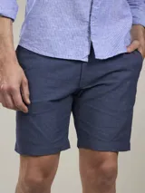 Bermuda de corte recto color azul, con bolsillos laterales y traseros, confeccionada en tejido con textura.