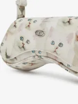 Bandolera de hombro con forma curva, color blanco, con estampado fotográfico de gatitos blancos de ojos azules. Posee correa ajustable y herrajes metálicos plateados.