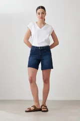 Short de jean azul medio con cinto con hebilla redonda.