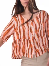 Blusa negra con cuello redondo y abotonadura frontal parcial. Tiene mangas cortas amplias y corte holgado.