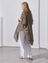 Kimono estampado en tonos naranja, azul y marrón, de modal marca Jessica McClintock, con mangas japonesas amplias.