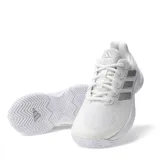 Championes Adidas Gamecourt 2.0 blancos con detalles plateados y las tres tiras características de la marca en los laterales.