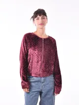Campera negra de terciopelo con cierre frontal y apliques de lentejuelas plateadas.