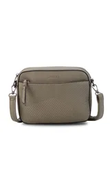 Bandolera color beige con diseño geométrico en el frente, cierre superior y correa larga regulable.