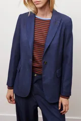 Blazer azul de jean textil, con solapa clásica, un botón frontal y bolsillos laterales.