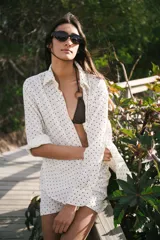 Camisa oversize de muselina de algodón color crudo con lunares negros.